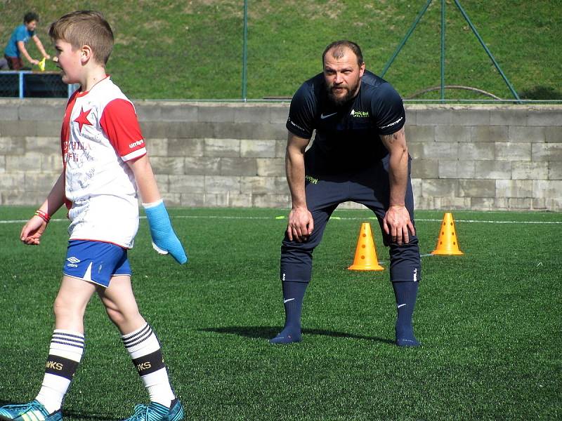 Z testování mladých fotbalistů v Čáslavi za účasti bývalého reprezentanta Tomáše Ujfalušiho.