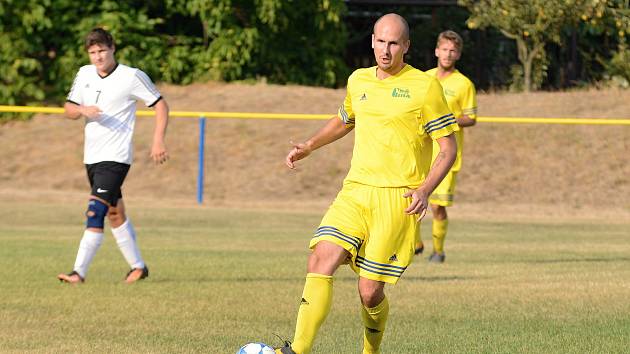 V prvním kole okresního fotbalového přeboru porazily Nové Dvory doma Uhlířské Janovice B 2:0. Obě branky vsítil David Dastych.