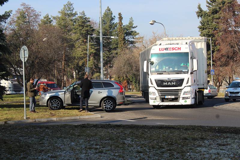 Dopravní nehoda na kruhovém objezdu u kláštera řádu svaté Voršily v Kutné Hoře.