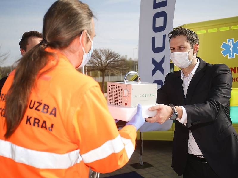 Z předání generátorů ozónu záchranářům darem od společnosti Foxconn v Kutné Hoře.