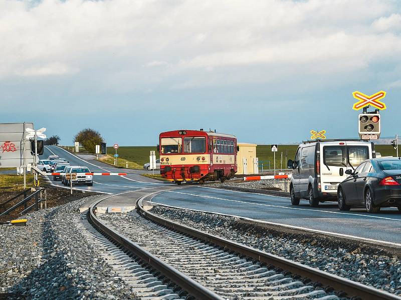 Křížení železniční tratě 236 Čáslav - Třemošnice a silnice I/17 u Koudelova.