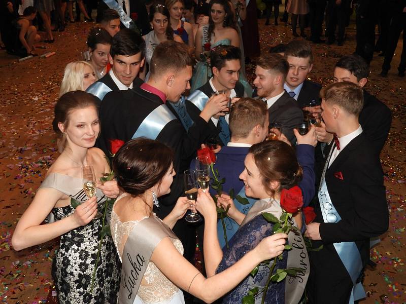 Maturitní ročník Střední průmyslové školy a Obchodní akademie v Čáslavi si v pátek v čáslavském Grandu převzal své slavnostní šerpy.