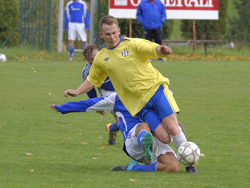 ČERVENÉ NEBYLY TŘEBA. Také na Kutnohorsku do sebe fotbalisté o uplynulém víkendu občas „zajeli“, jak dokládá snímek z utkání přeboru mezi Zbraslavicemi a béčkem Sázavy, počtem udělených červených se ale okres držel téměř na nule.