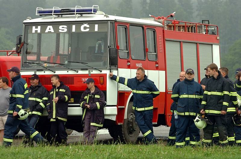 Hasiči nacvičovali plnění Bambi vaku na zbraslavickém letišti