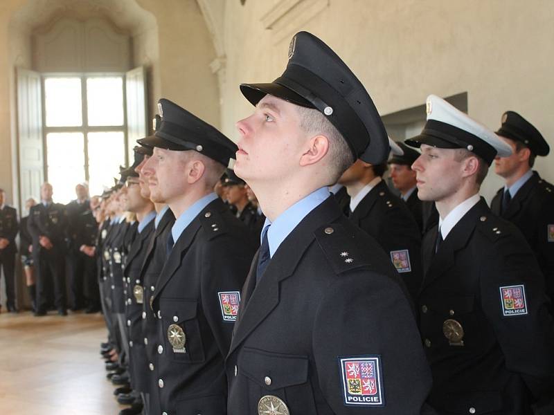 Policisté slavnostně složili služební slib v refektáři GASKu 21. února 2014. 