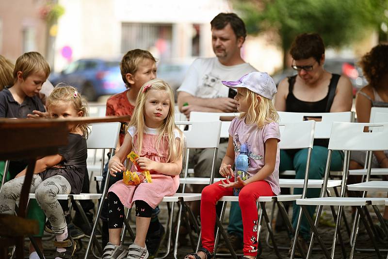 Divadelní festival Kutná Hora: loutkové představení pro děti 'Bojím se v lese' na Palackého náměstí.