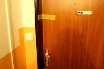 Zapečetěné dveře bytu kutnohorského léčitele v domě, kde žil i provozoval svoji praxi.