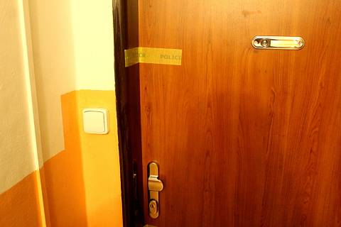 Zapečetěné dveře bytu kutnohorského léčitele v domě, kde žil i provozoval svoji praxi.