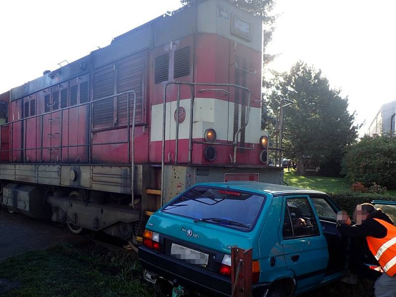 Dopravní nehoda na nechráněném železničním přejezdu v Dolních Bučicích.