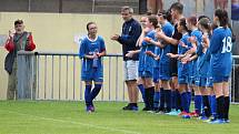 Z přátelského fotbalového zápasu: FK Uhlířské Janovice (mladší žáci) - FK Čáslav dívky (starší žákyně) 6:6 (3:2).