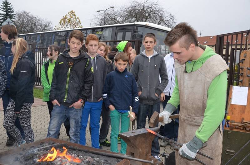 Absolventi na Středním odborném učilišti přivítali žáky základních škol