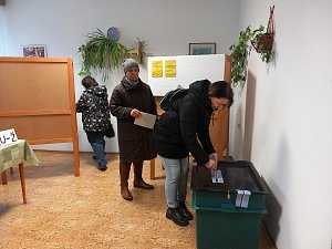V sedmém okrsku Kutné Hory se tvořila před volební místností fronta lidí ještě před 14. hodinou.