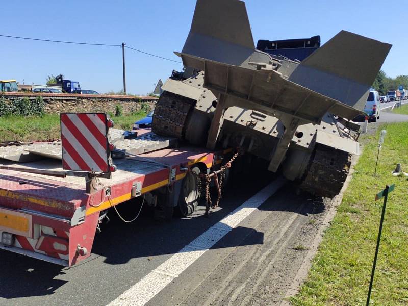 'Tank' sesunutý z návěsu kamionu na silnici I/38 u motorestu Na Písku nedaleko Golčova Jeníkova.