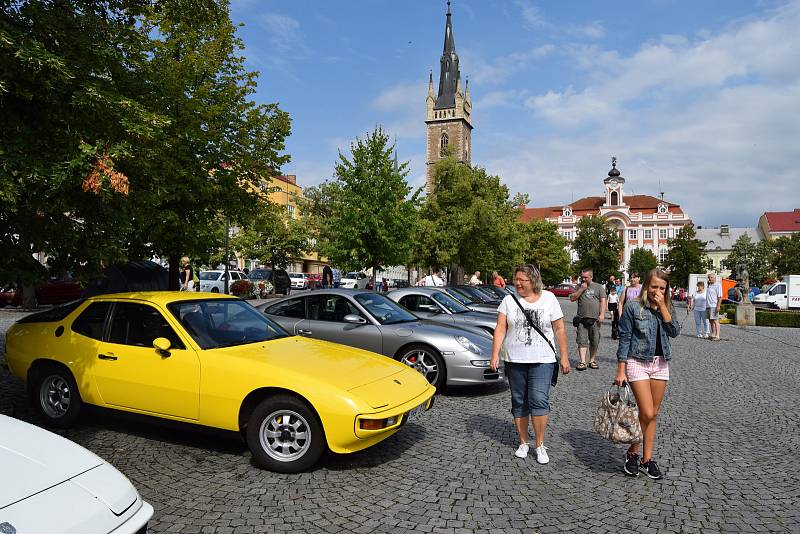 Sraz automobilů v Čáslavi.