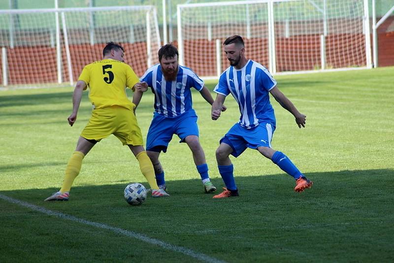 Z fotbalového utkání I.B třídy Suchdol - Sázava (1:3)