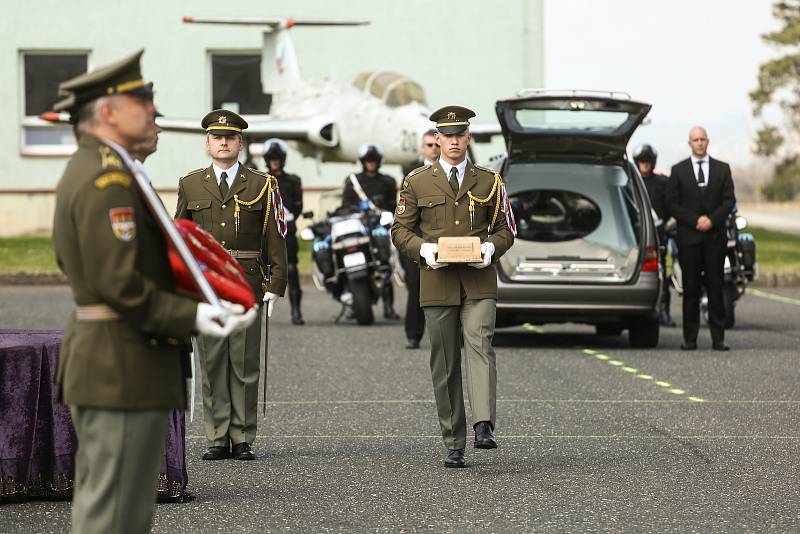 Z pietního ceremoniálu k převozu ostatků někdejšího velitele československé rozvědky Františka Moravce do rodné Čáslavi a jejich uložení v kolumbáriu na místním hřbitově.