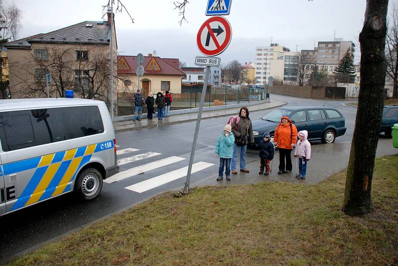 Žena utrpěla vážné zranění po střetu s autobusem v Kutné Hoře.