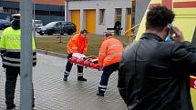 Žena utrpěla vážné zranění po střetu s autobusem v Kutné Hoře.