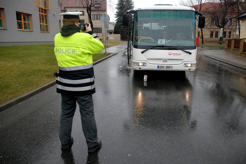 Žena utrpěla vážné zranění po střetu s autobusem v Kutné Hoře.