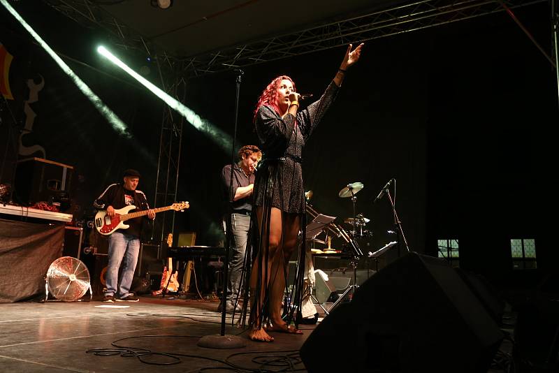 Hudební festival Česká 1 fest. V pátek jsme s redakčním objektivem navštívili koncert nové kapely "Aneta & The Soul Uncles".