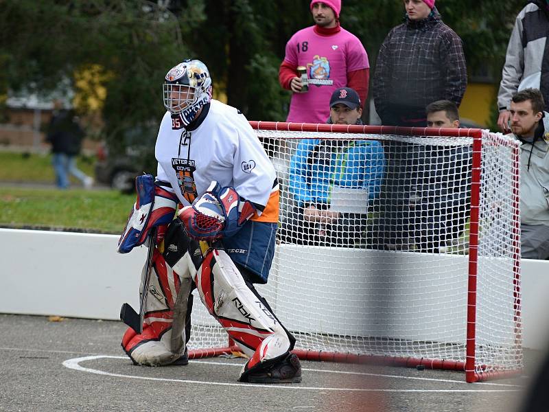 Druhý ročník charitativního turnaje v zabarákovém hokeji Šíša Cup se uskutečnil 25. listopadu v Kutné Hoře.