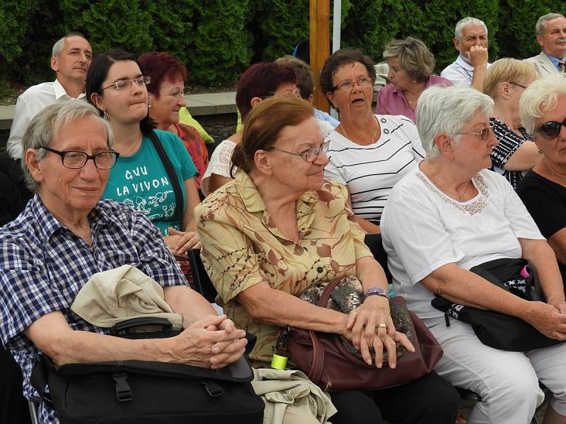 Ze slavnostního odhalení pamětní desky Františka Vladimíra Lorence na budově knihovny ve Vrdech.