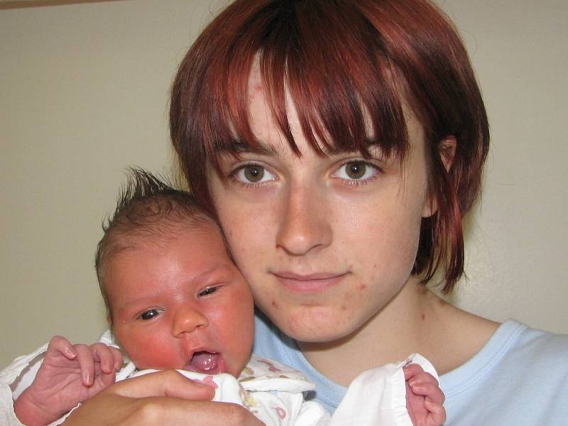 Monika Langrová se narodila 13. dubna v Čáslavi. Vážila 3850 gramů a měřila 54 centimetrů. Domů do Zbýšova si  ji odvezli maminka  Ivana a tatínek Josef.