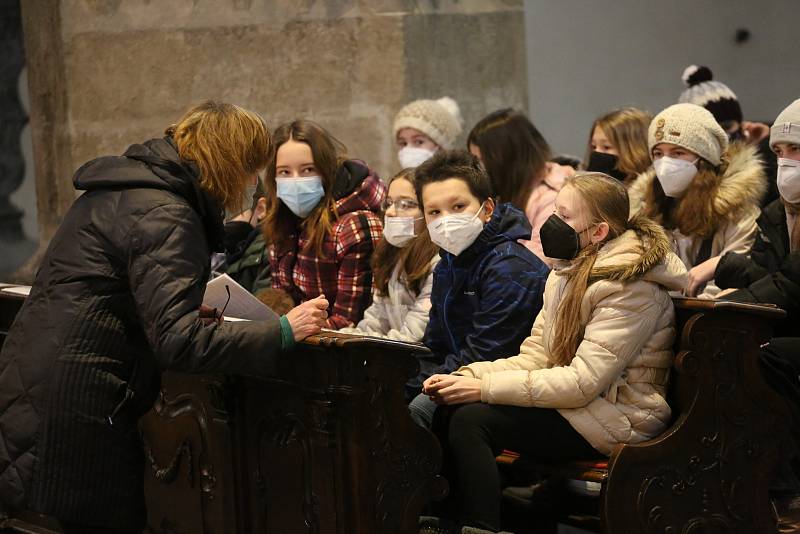 Ze školní mše svaté v kostele sv. Jakuba pro studenty Církevního gymnázia v Kutné Hoře.