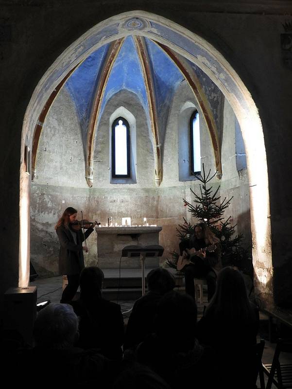 Z koncertu duchovní hudby v podání tria Melissa v kostelíku sv. Bonifáce v Lochách.