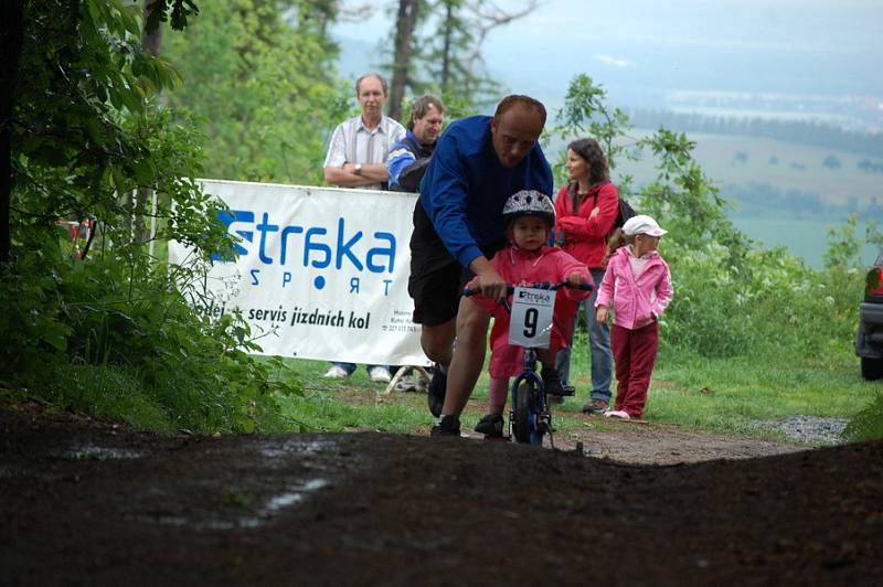 Z prvního kola cyklistického závodu Sraka Sport Cup Miskovice 2009, pátek 22. května 2009