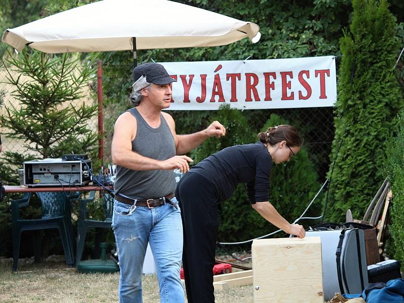 Z druhého dne 19. letního multižánrového festivalu Tyjátrfest na Kaňku.