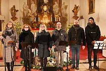 KrisKros a cappella zaplnili kostel sv. Aloise v Uhlířských Janovicích do posledního místečka.