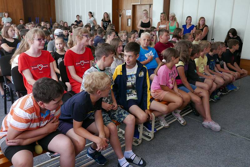 Žáci sedmé třídy Základní školy Jana Palacha v Kutné Hoře odehráli muzikál o covidu.