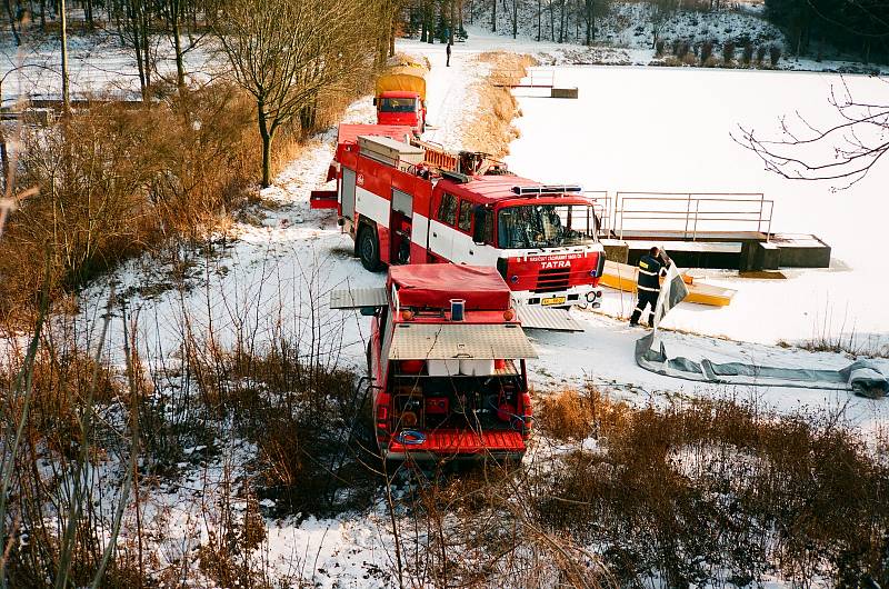 Havárie ropovodu Družba u Čáslavi v roce 2005: ropa tehdy zasáhla také vodní plochu rybníku Měděnice, místními nazývaného Žabárna.