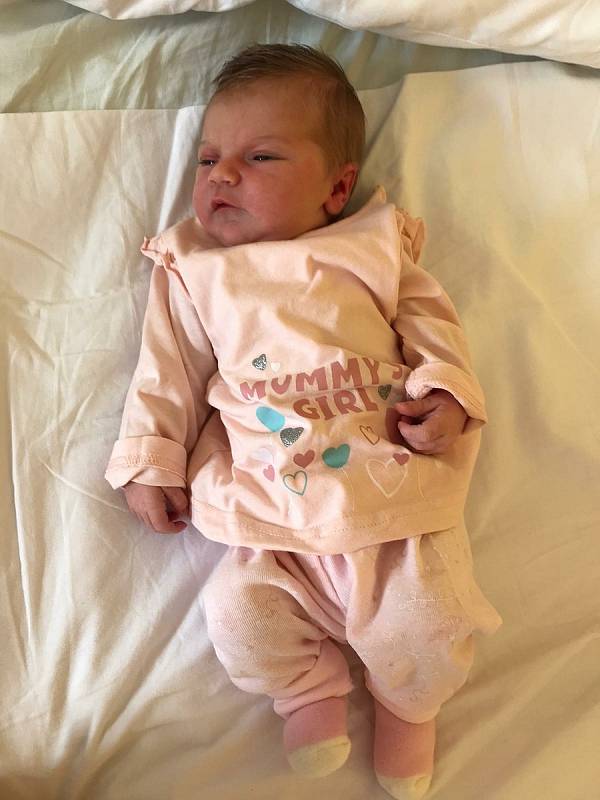 Kristýna Rajdlová se narodila 24. září 2021 v 15.07 hodin v čáslavské porodnici. Vážila 3720 gramů a měřila 51 centimetrů. Doma v Lomci se z ní těší maminka Kateřina a tatínek Josef.