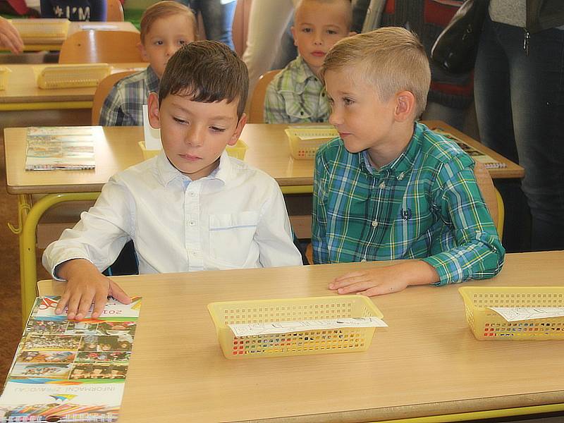 Své prvňáčky přivítala také Základní škola Žižkov Kutná Hora. Každého osobně přivítala nejen třídní učitelka, všechny prvňáčky přišla pozdravit i ředitelka školy Alena Kotrbová.