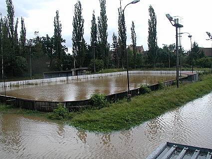 Zatopená část obce v létě roku 2002.