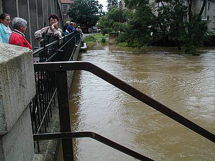 Zatopená část obce v létě roku 2002.