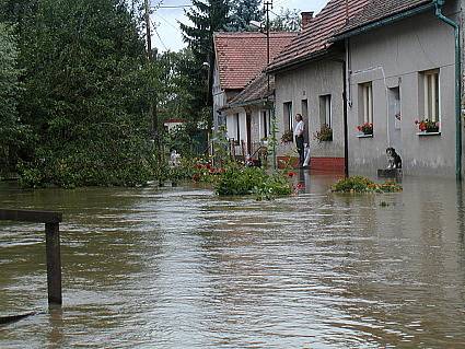 Zatopená část obce v létě roku 2002.