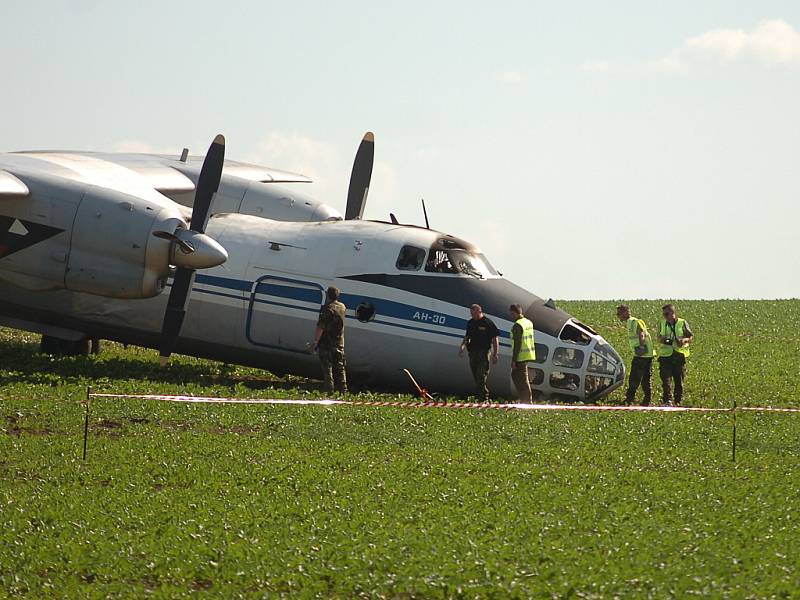 Havarované vojenské letadlo An-30 nedaleko letiště v Chotusicích. 24.5.2012