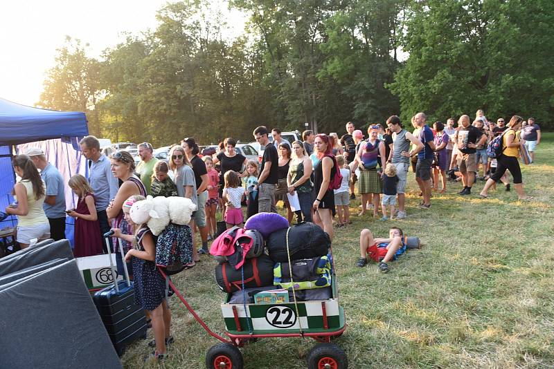 Předvečer 7. ročníku bejbypankového festivalu Kefír.