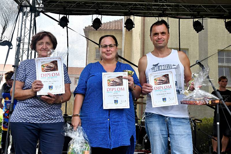 Kácovský jarmark hostil i soutěž v pojídání švestkových knedlíků. Vítězem se stal Jaroslav Němec.