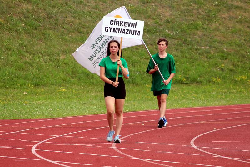 Ze závěrečného slavnostního ceremoniálu Městských her 9. olympiády dětí a mládeže na stadionu Olympia v Kutné Hoře.