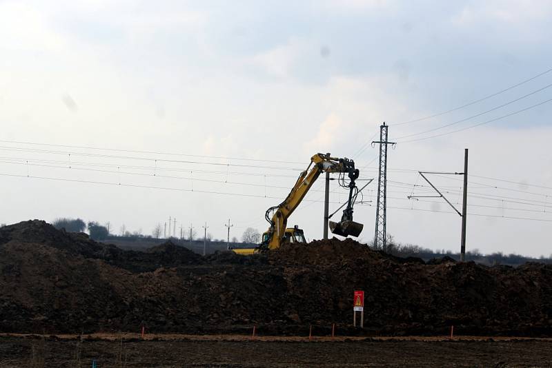 Stavba silničního obchvatu kolem Církvice.