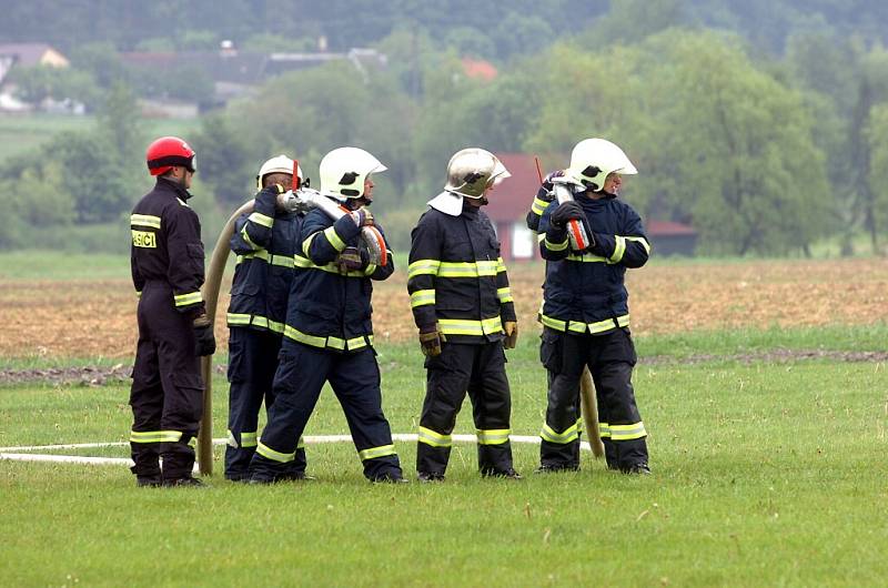 Hasiči nacvičovali plnění Bambi vaku na zbraslavickém letišti