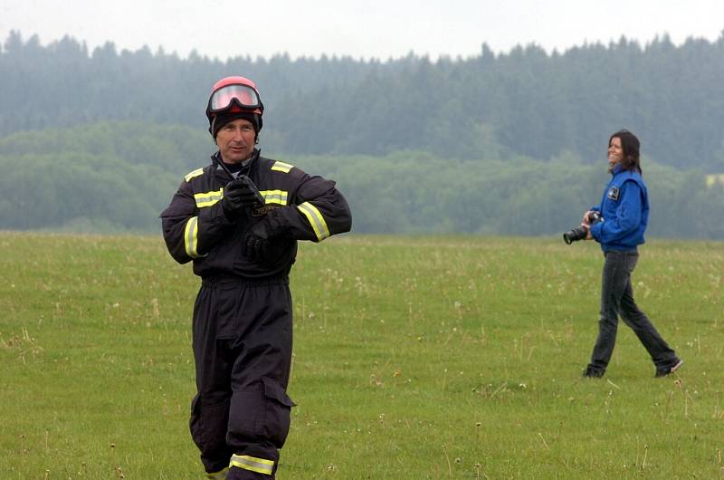 Hasiči nacvičovali plnění Bambi vaku na zbraslavickém letišti