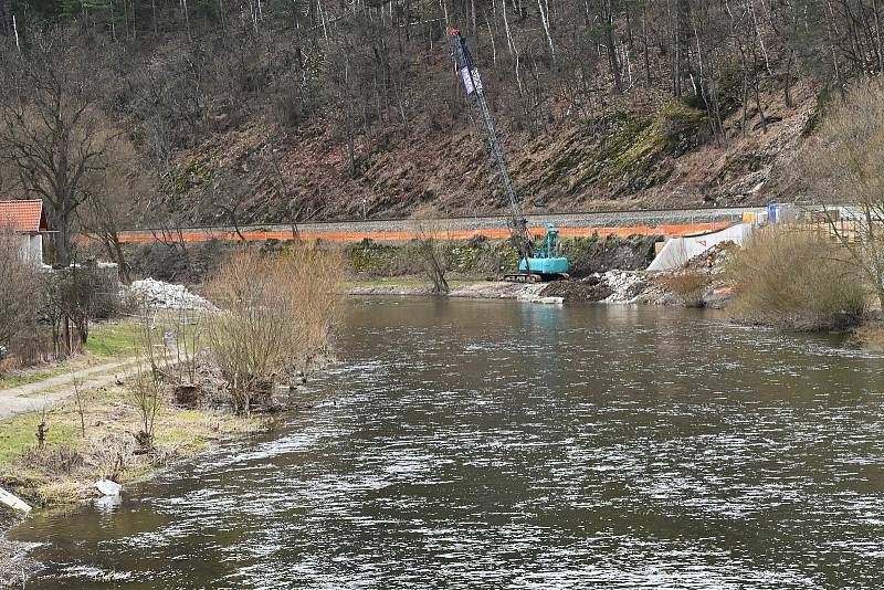 Kácov už nemá betonový most. Řidiči jezdí po jednadvacetikilometrové objížďce.