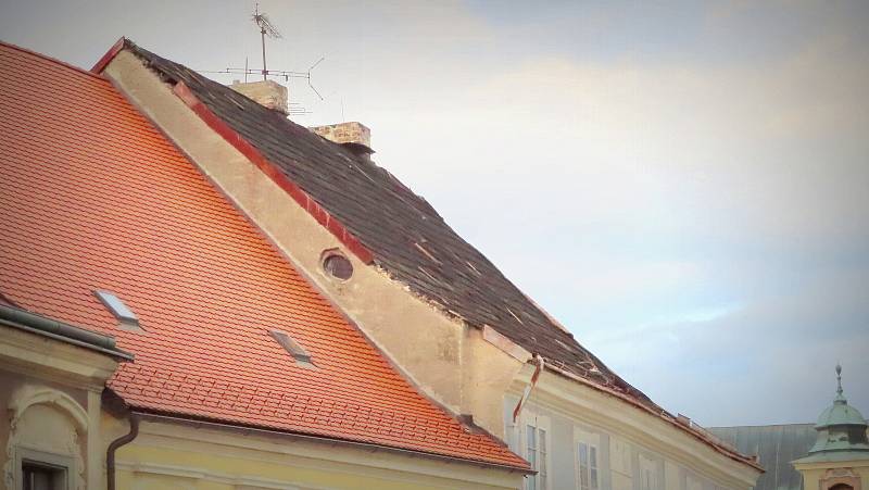 Bouřka, která řádila v Kutné Hoře nejvíce poškozovala střechy.