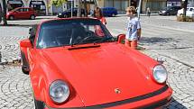 Tradiční sraz vozů Porsche a Chevrolet Corvette se uskutečnil na čáslavském náměstí Jana Žižky z Trocnova.