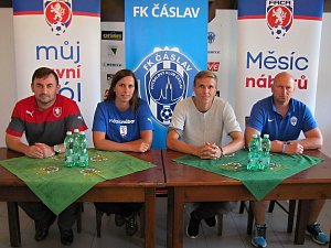 Tisková konference v rámci náboru fotbalových talentů v Čáslavi. Zleva: profesionální trenér mládeže Milan Kormaník, místopředsedkyně FK Čáslav Ivana Houfková, reprezentant České republiky Bořek Dočkal a předseda FK Čáslav Václav Vondra.